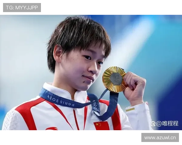 全红婵领奖台上像冷面女神，下了台街角买小吃那张图又像隔壁班学霸